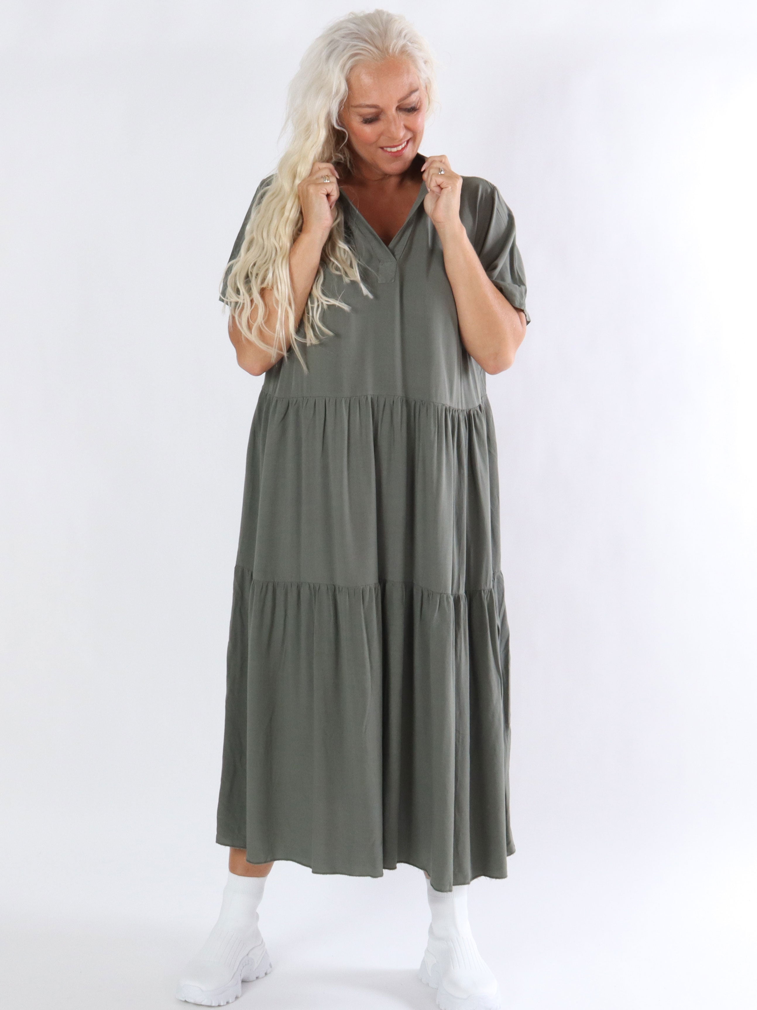 Gina - Lang kjole med lag på lag look